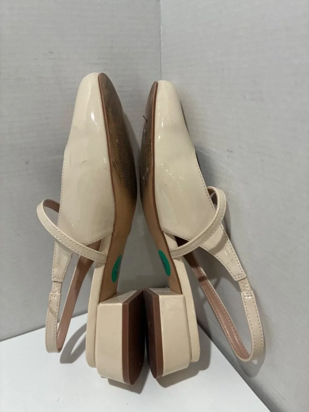 Tahari Womens Gogo beige slingback pumps low block heel buckle strap size 8